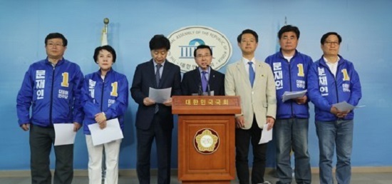 The Democratic Party of Korea Sunday vowed to hold a parliamentary hearing in May. (Yonhap)