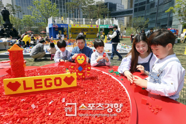 4t 분량의 레고가 준비된 ‘레고 꽃이되다’ 행사장을 찾은 가족들이 레고를 조립하며 즐거운 시간을 보내고 있다.