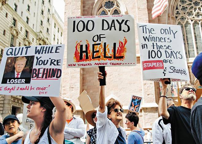 29일(현지 시각) 미국 뉴욕 시민들이 5번가 트럼프 타워 앞에서 트럼프 대통령 취임 100일 반대 시위를 하고 있다. 이들은‘100일간의 지옥’등이 적힌 피켓을 들고 행진했다. /EPA 연합뉴스