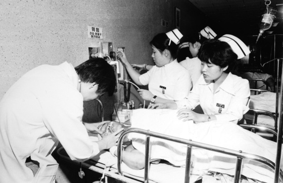 1980년 5·18 당시 전남대병원 의료진들이 환자를 돌보고 있다. [사진 5·18 기념재단]