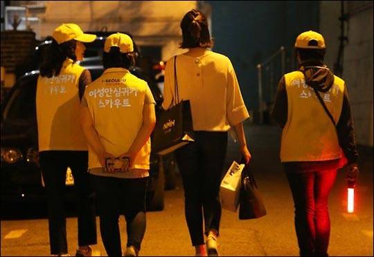 밤길이 무섭거나 가정폭력·데이트폭력에 노출됐을 때 위기상황에서 최대한 쉽고 빠르게 도움을 받을 수 있는 '안심이' 앱이 2일 출시됐다.(자료사진) ⓒ연합뉴스