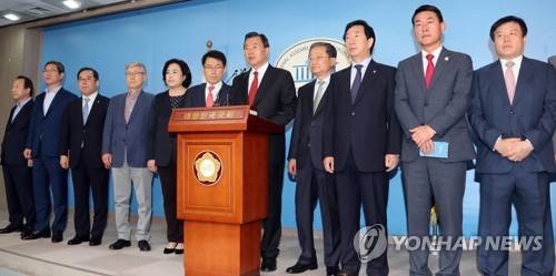 (서울=연합뉴스) 배재만 기자= 바른정당 홍문표 의원(가운데) 등 비유승민계 의원 13명이 2일 오전 국회 정론관에서 집단 탈당, 자유한국당(옛 새누리당)으로의 복당과 한국당 홍준표 후보 지지를 선언하고 있다. 당초 14명이 이날 탈당하려고 했으나 정운천 의원은 3일 후에 지구당에서 탈당을 선언하기로 했다고 홍문표 의원이 전했다. 왼쪽부터 홍일표, 김학용, 박성중, 여상규, 박순자, 이군현, 홍문표, 김재경, 김성태, 황영철, 이진복. scoop@yna.co.kr