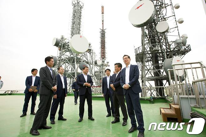 최재유 미래창조과학부 제2차관이 4일 오후 경기도 안양시 관악산 송신소에서 민성기 KBS 관악송신소장으로부터 지상파 UHDTV 수도권 본방송 관련 진행상황을 듣고 있다. (미래창조과학부 제공) 2017.5.4/뉴스1