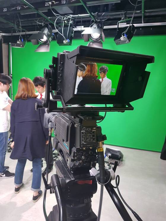 카메라 앞에서 준비 중인 이창호 9단.