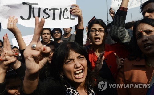2012년 12월 인도 뉴델리에서 도심 버스 집단성폭행 사건에 항의하고 여성 안전 대책을 요구하는 시위가 열리고 있다.[AFP=연합뉴스 자료사진]