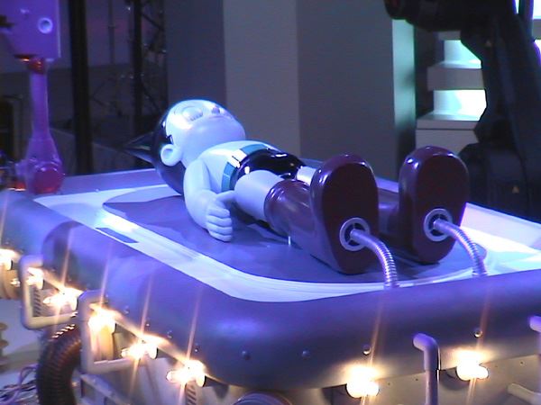2003년 일본 로봇전시회 로보덱스에 등장한 아톰 모형. 2003년 4월 7일 작품 속 아톰의 생일을 맞아 아톰 모형이 눈을 뜨고 일어나는 장면이 로보덱스에서 재연됐다.  로보덱스 홈페이지
