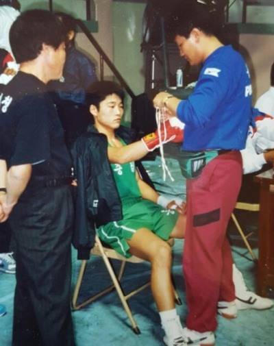 전국체전 결승전을 준비하고 있는 선수시절의 박봉관(가운데).