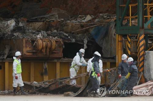 옮기고 절단하고 (목포=연합뉴스) 박동주 기자 = 6일 오후 목포신항에 거치된 세월호에서 현장수습 관계자들이 작업하고 있다. 2017.5.6 pdj6635@yna.co.kr