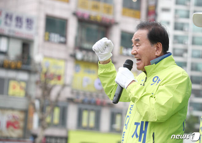 이재오 늘푸른한국당 대선후보가 8일 서울 청량리역에서 유세를 하고 있다. (늘푸른한국당 제공) 2017.5.8/뉴스1