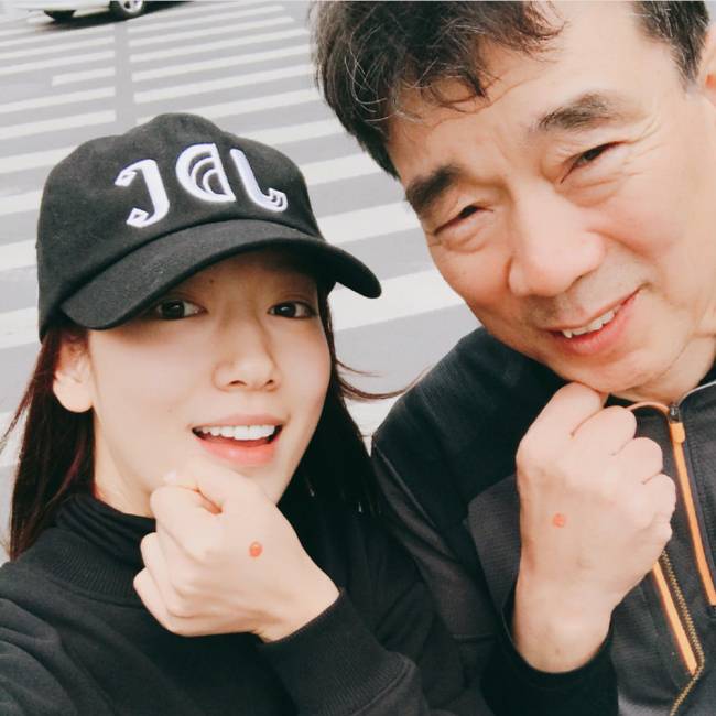 Actress Park Shin-hye poses with her father after voting (Yonhap)