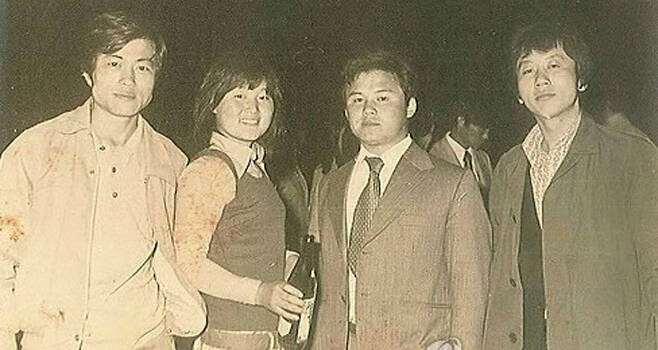 문재인 대통령이 대학3학년 때인 지난 1974년 법대 축제에서 만난 김정숙 여사와 친구들과 함께 찍은 사진