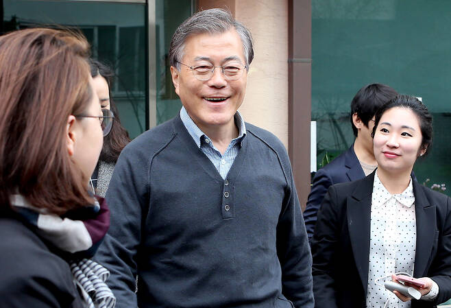 문재인 당시 더불어민주당 전 대표가 2016년 4월 14일 오전 서울 홍은동 자택 앞에서 기자들과 만나 대화하고 있다. 전날 치러진 4.13 총선에서 민주당이 압승, 제1당이 됐다.