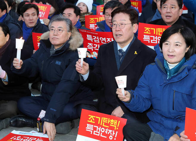15차 박근혜 대통령 탄핵찬성 집회가 열린 지난 2월11일 서울 광화문광장에 문재인 당시 더불어민주당 전 대표가 참석해있다.