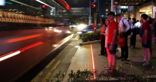 싱가포르에 설치된 바닥 신호등. [사진 투데이 홈페이지 캡처]