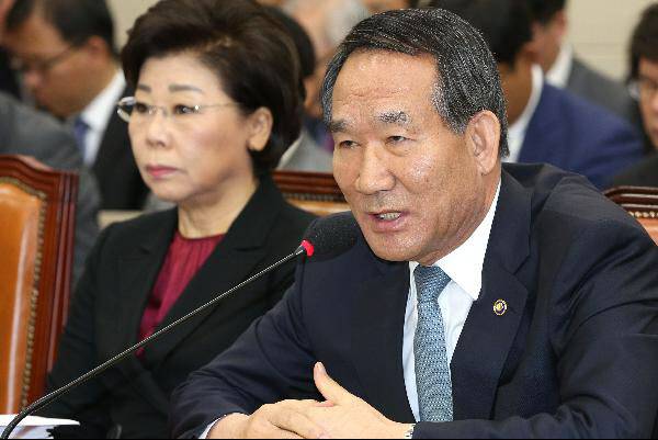 지난해 국회 정무위에 출석한 박승춘 전 국가보훈처장. 당시 민주당 등 야당은 박 전 처장의 업무보고를 거부했다. /조선일보 DB