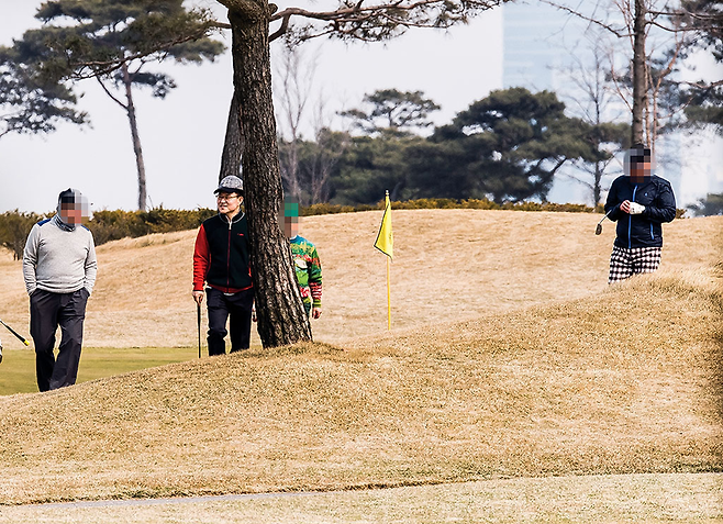 3월26일 인천 잭니클라우스 골프클럽에서 이금로 인천지방검찰청 지검장(빨간 셔츠)이 포스코건설 관계자와 골프 회동을 하고 있다. © 시사저널 최준필