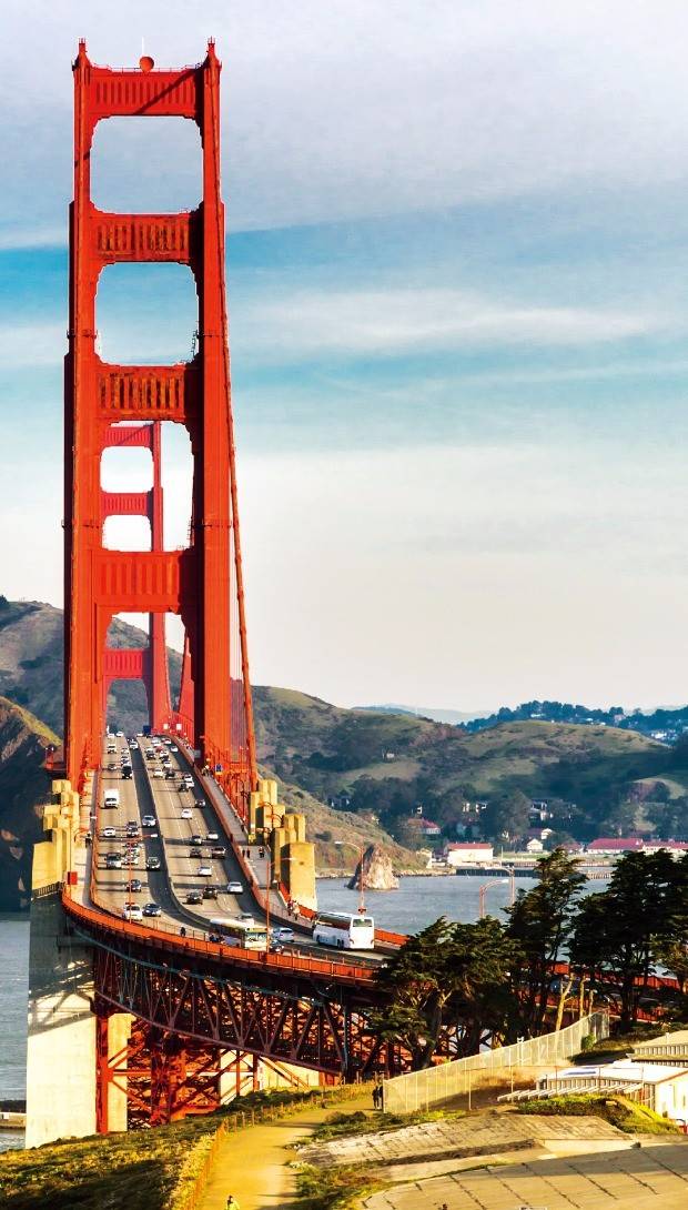 정면에서 바라본 금문교의 전경. 다리 건너에는 예술가들의 마을 소살리토가 있다.