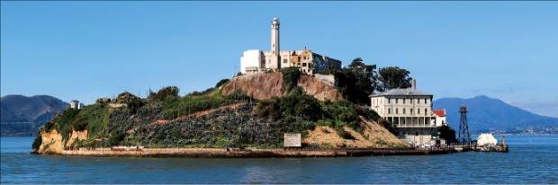 바다 한가운데 떠 있는 바위 섬과 알카트라즈 감옥의 모습.