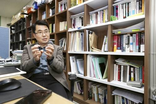 김석 교수가 인간의 욕망에 대해 설명하고 있다.