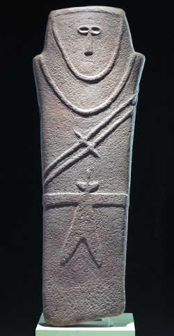 사람 모양의 석상(기원전 4세기). 옆으로 단검을 차고 있는 모습을 새겼다. 단검은 아라비아의 유물에 지속적으로 등장한다.
