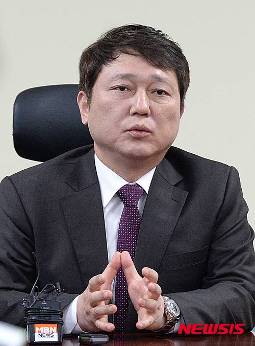 【서울=뉴시스】조수정 기자 = 최재성 더불어민주당 의원이 13일 오후 서울 여의도 국회의원회관에서 당의 공천과 관련한 기자간담회를 하고 있다. 2016.03.13. chocrystal@newsis.com