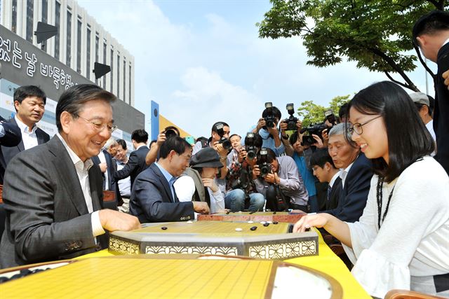 홍석현(맨 왼쪽) 한국기원 총재가 지난 2015년 9월 서울 광화문 광장에서 열렸던 '차 없는 날' 행사에 참가, 여류 프로기사인 최정 6단과 바둑을 두고 있다. 한국기원 제공