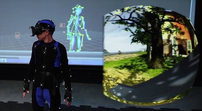 바이브 VR 모션 캡처 이미지(자료출처- 유튜브)