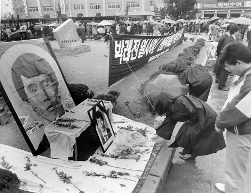 1988년 6월4일 ‘광주를 기억하라’며 몸을 사른 숭실대생 박래전씨의 장례식이 교정에서 열리고 있다. 한겨레 자료사진.