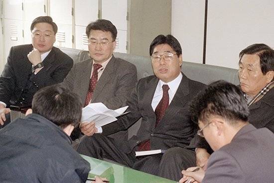 2001년 3월, 최종길의 막냇동생 최종선(왼쪽 셋째)이 서울 종로경찰서 기자실에서 기자회견을 열고 있다. 그는 “형은 중앙정보부 수사관들의 고문으로 숨졌고, 이를 입증할 수 있는 증거물이 있다”고 밝혔다. 서해문집 제공