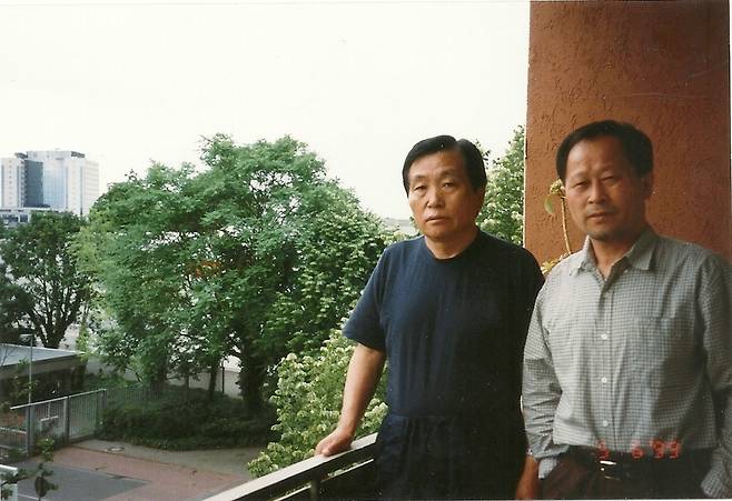 ‘유럽거점 간첩단 사건’의 피해자 김장현(왼쪽)과 김성수. 약 20년 전 이들이 유학했던 유럽을 여행하던 중 찍은 사진. 독일 프랑크푸르트. 서해문집 제공