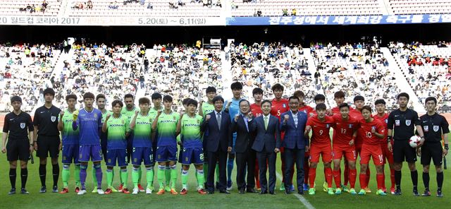 U-20 한국대표팀과 전북현대 선수들이 4월 26일 전주월드컵경기장에서 연습경기를 갖기 전에 기념촬영을 했다. 전주시 제공