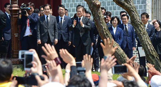문재인 대통령이 18일 광주 북구 국립5·18 민주묘지에서 열린 '제37주년 민주화운동 기념식'에서 시민들을 향해 인사하고 있다. 사진공동취재단