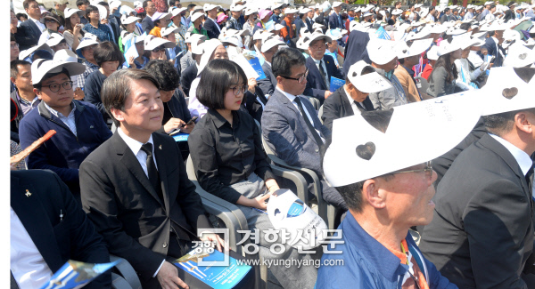 일반석에 앉은 안철수 국민의당 안철수 전 대표가 18일 광주 국립5·18민주묘지에서 열린 37주년 5·18민주화운동 기념식에서 일반시민석에 앉아 행사를 지켜보고 있다. 광주 | 이준헌 기자 ifwedont@kyunghyang.com