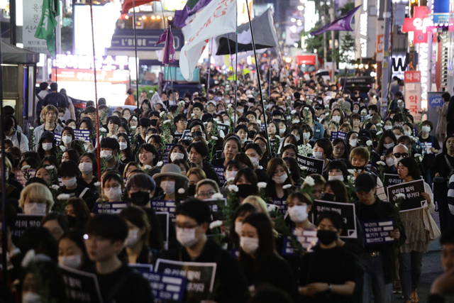 ▲ 강남역 여성 살해 사건 1주기를 추모하기 위해 참석한 이들이 마스크를 쓰고 침묵 행진을 이어갔다. ⓒ프레시안(최형락)