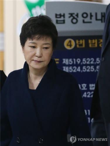 박근혜 전 대통령이 올해 3월 서울 서초구 중앙지법에서 구속영장 심사를 받은 뒤 법정을 빠져나온 모습. [연합뉴스 자료사진]