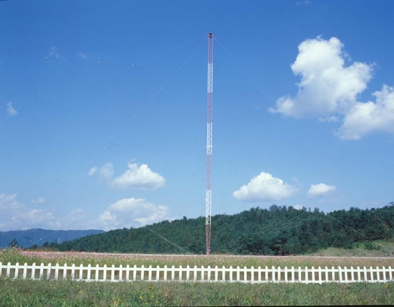 KRISS 캠퍼스 내에 위치한 표준주파수국의 시보탑, 이곳에서 단파 표준시를 보급하고 있다. / 표준연 제공
