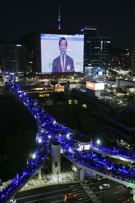 20일 밤 국내 최초의 고가 보행로인 서울로 7017가 야경을 밝히고 있다. 서울로 7017은  서울시가 1970년 준공한 서울역 고가도로를 보행 전용 도로로 새롭게 단장한 것이다. /사진=뉴스1