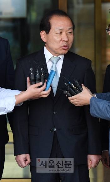 19일 새 헌법재판소장 후보가 된 김이수 헌법재판소장 권한대행이 서울 재동 헌법재판소에서 취재진의 질문에 답하고 있다.손형준 기자 boltagoo@seoul.co.kr 19일 새 헌법재판소장 후보가 된 김이수 헌법재판소장 권한대행이 서울 재동 헌법재판소에서 취재진의 질문에 답하고 있다.손형준 기자 boltagoo@seoul.co.kr
