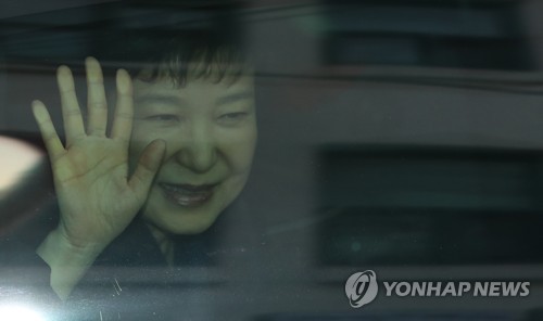 박근혜 전 대통령이 3월22일 삼성동 자택으로 들어가며 지지자들을 향해 손을 흔들어 인사하고 있다.[연합뉴스 자료사진]