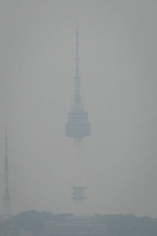 지난 12일 오전 서울 반포대교에서 바라본 남산타워. 미세먼지 탓에 뿌옇게 보이고 있다. 이날 미세먼지 농도는 '나쁨' 수준이었다. /사진=뉴스1.