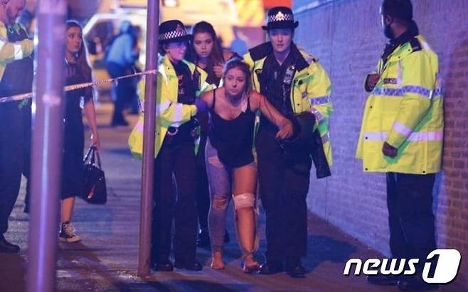 22일 영국 맨체스터 경기장에서 발생한 폭발로 수많은 사상자가 발생했다.[출처=BBC]© News1