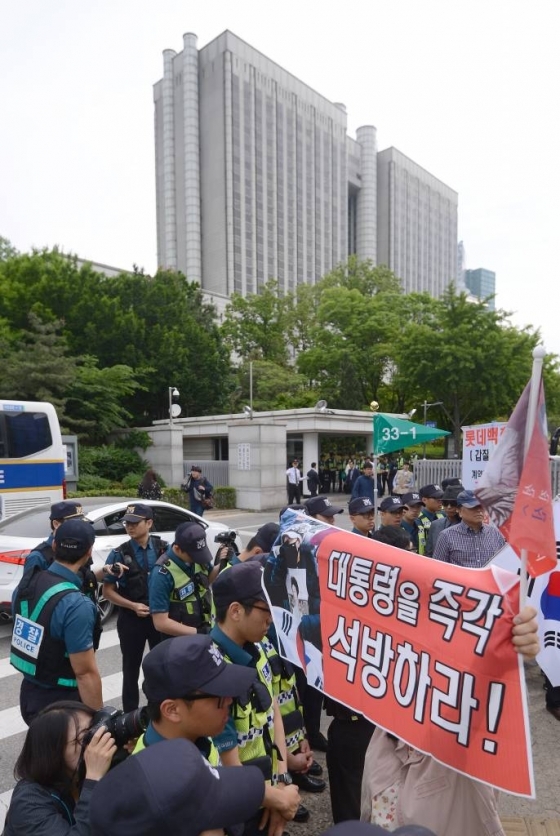 23일 서울 서초구 서울중앙지방법원 앞에서 박 전 대통령의 지지자들이 석방을 촉구하고 있다./사진=뉴시스