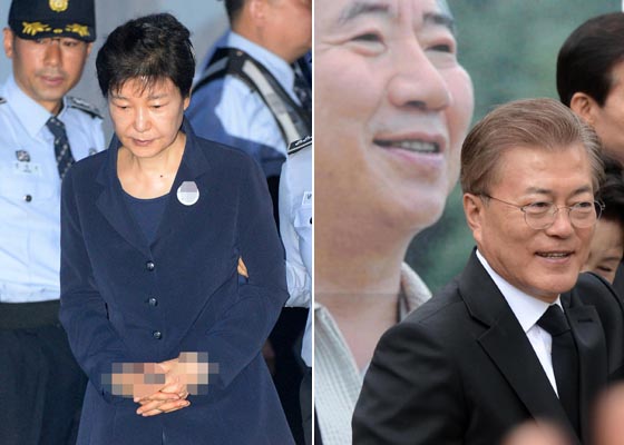 수갑을 찬 박근혜 전 대통령(왼쪽)과 故 노무현 전 대통령의 추도식에 참석한 문재인 대통령. /사진=뉴스1, 뉴시스