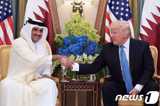 타밈 빈 하마드 알 타니 카타르 국왕(왼쪽)과 도널드 트럼프 미국 대통령. © AFP=뉴스1