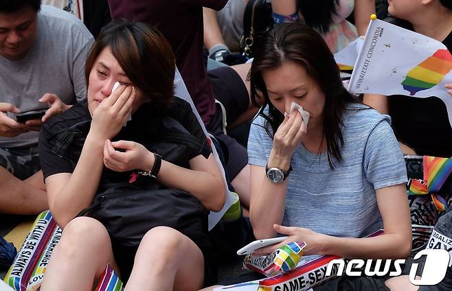 대만 헌재의 판결에 울음을 터뜨리는 동성혼 허용 지지자들. © AFP=뉴스1