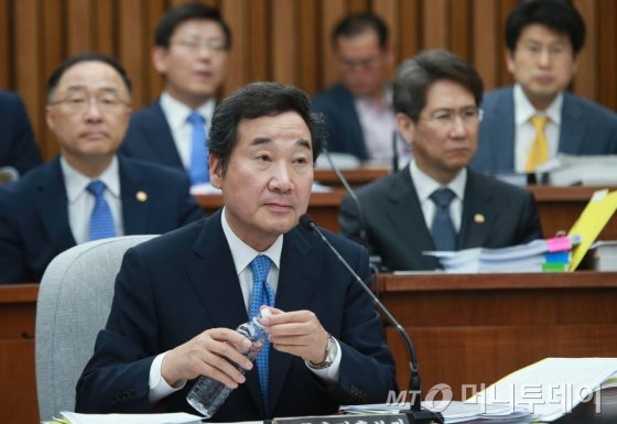 이낙연 국무총리 후보자가 24일 오전 서울 여의도 국회에서 열린 임명동의안 심사를 위한 인사청문회에서 의원들의 질의에 답하고 있다.
