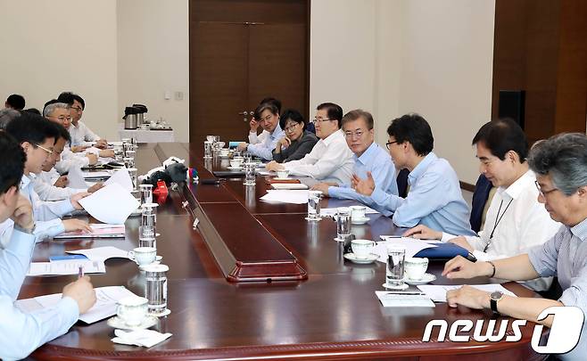 사진은 지난 25일 청와대 여민관 소회의실에서 열린 수석보좌관회의 모습. (청와대 제공) © News1 이광호 기자
