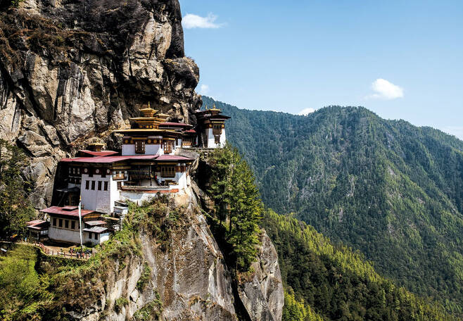 부탄을 찾는 여행자가 꼭 들르는 탁상사원. 해발 3120m 까마득한 절벽에 자리하고 있다. 부탄은 국민 97%가 “행복하다”고 말하는 ‘행복 국가’다. / 최갑수 제공
