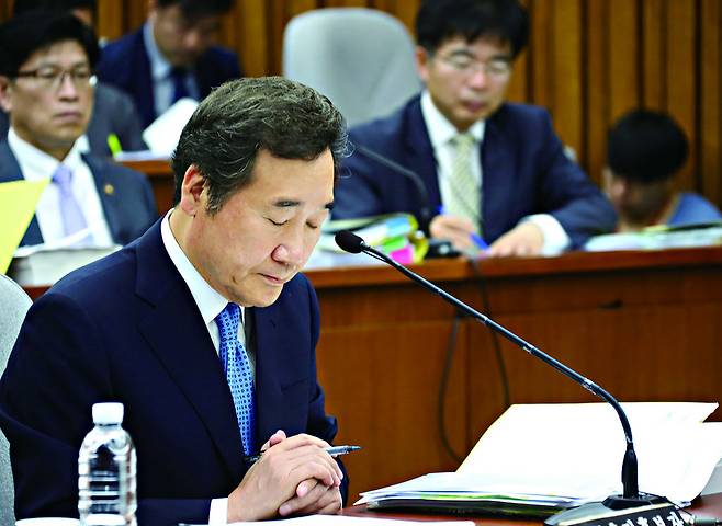 이낙연 국무총리 후보자가 24일 오전 국회에서 열린 인사청문위원회에서 의원들의 질의에 답하던 중 고개를 끄덕이고 있다. 이정우 선임기자 woo@hani.co.kr