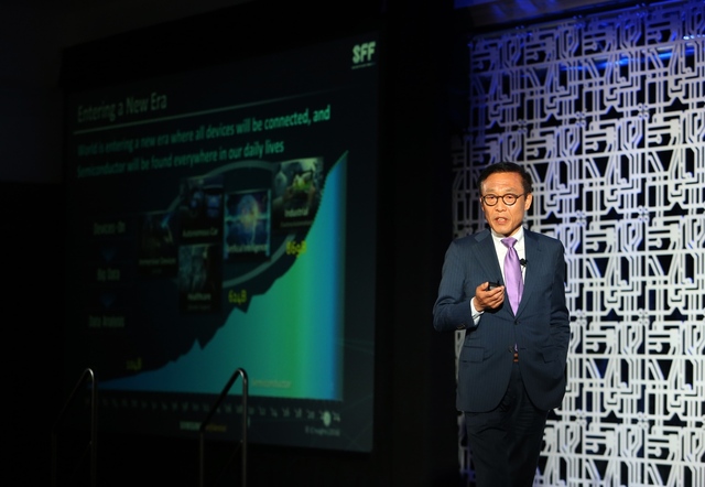 삼성전자 반도체총괄 김기남 사장이 미국 산타클라라에서 열린 '삼성 파운드리 포럼(Samsung Foundry Forum)'에서 삼성전자의 최신 파운드리 공정 기술과 솔루션을 발표하고 있다. 삼성전자 제공